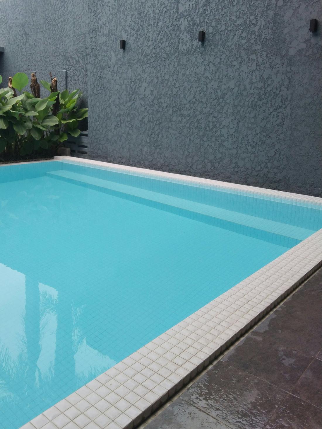 Close view of a pool edge and its coping